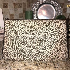 Leopard clutch
